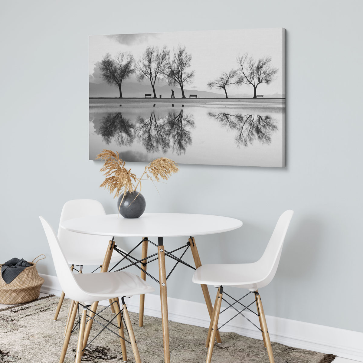 karaÿapyakadan-bir-yansapma-taulu_1_850431_2 KarAŸApyaka'dan Bir YansApma-sisustustaulu jossa pari penkkiä vierekkäin pellolla.