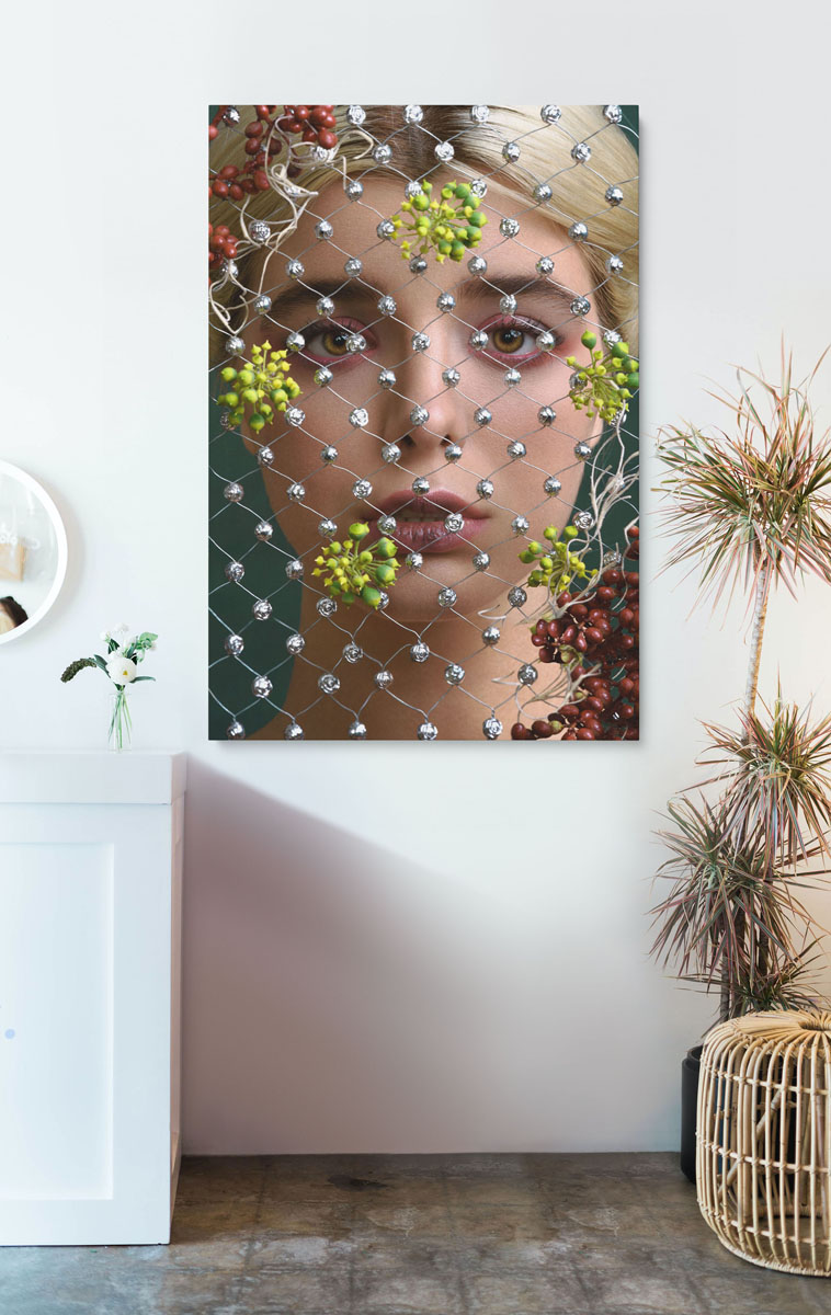 orlénin-neito-taulu_1_1779682_3 jolla on kaulakoru kaulassaan.