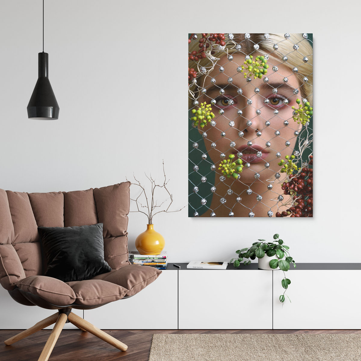 orlénin-neito-taulu_1_1779682_4 jolla on kaulakoru kaulassaan.