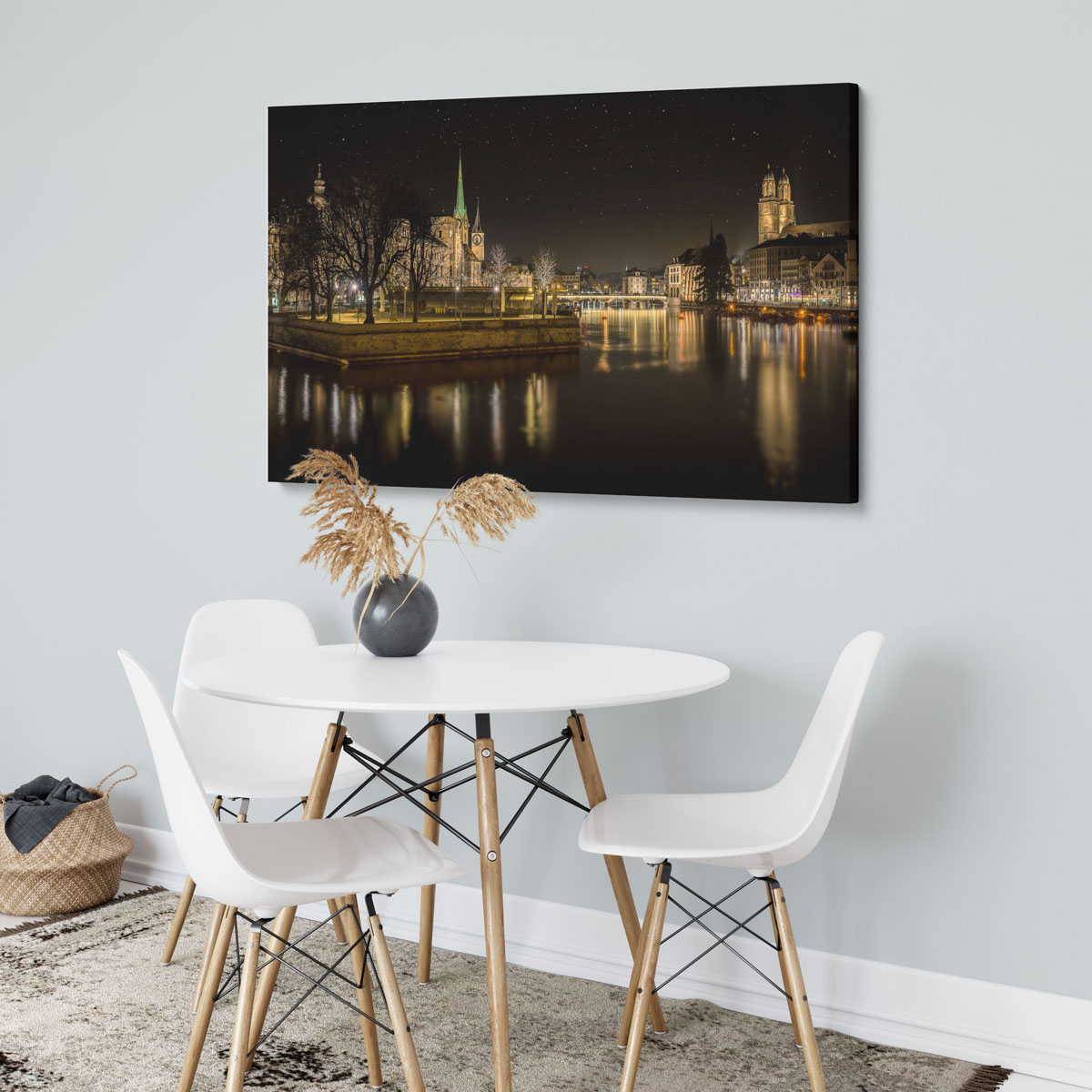 zürich-taulu_1_898797_2 Zürich-sisustustaulu jossa kellotorni valaistaan yöllä.