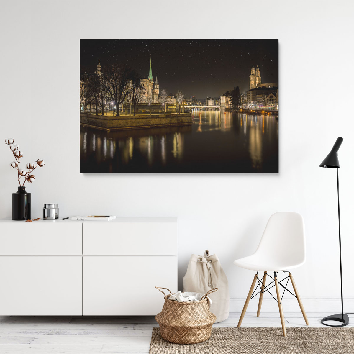 zürich-taulu_1_898797_3 Zurich-sisustustaulu jossa kellotorni valaistaan yöllä.