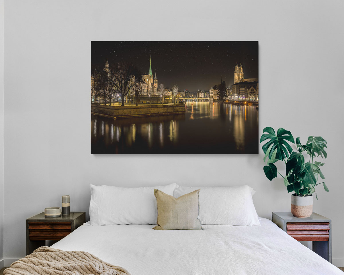 zürich-taulu_1_898797_4 Zurich-taulu jossa kellotorni valaistaan yöllä.